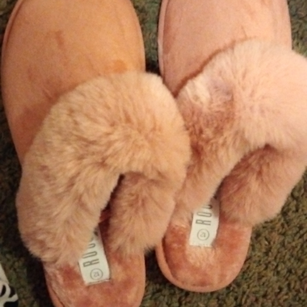 Iam selling rouge helium slippers